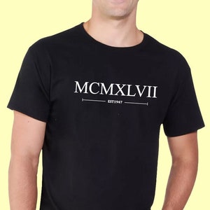 Nata nel 1947 T Shirt di compleanno in numeri romani, 75 ° compleanno colore nero o bianco, 76 ° maglietta top idee regalo TShirt, Uomini o donne Unisex, 607