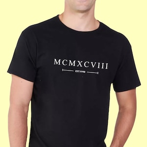 Maglietta per il compleanno del 1998 in numeri romani, colore nero o bianco, idee regalo per il 23° compleanno e il 24° compleanno, unisex per uomo o donna, 503