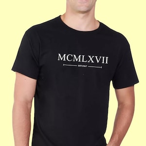 T Camicia di compleanno del 1967 in numeri romani, colore bianco o nero, 54 ° Bday 55th Tee Top Gifts Ideas TShirt, Uomo o Donna Unisex, 528