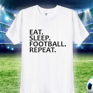 Eat Sleep Footy Repeat, Cool Football T Shirt For Boys, Hommes et Femmes, Footballs Team Fan Gift Present Jumper Cards Helmet Soccer, 235
