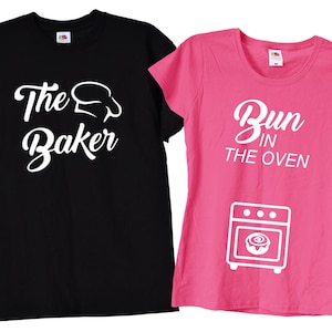 Dopasowanie The Baker Bun In The Oven T Shirt Set, Pary w ciąży oczekujące na baby shower słodkie prezenty, Pomysły na wydrukowane ogłoszenie Svg, 301