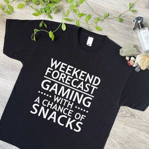 Gaming und Snacks Lustiges T-Shirt, Themed Gamer Geek Nerd Top, Geschenkideen für Gaming Süchtige, PC, Xbox, PS5 - 668