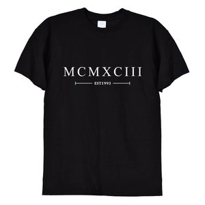 K&ouml;nnte beinhalten: Schwarzes T-Shirt mit wei&szlig;em Text, der "MCMXCIII EST 1993" lautet.