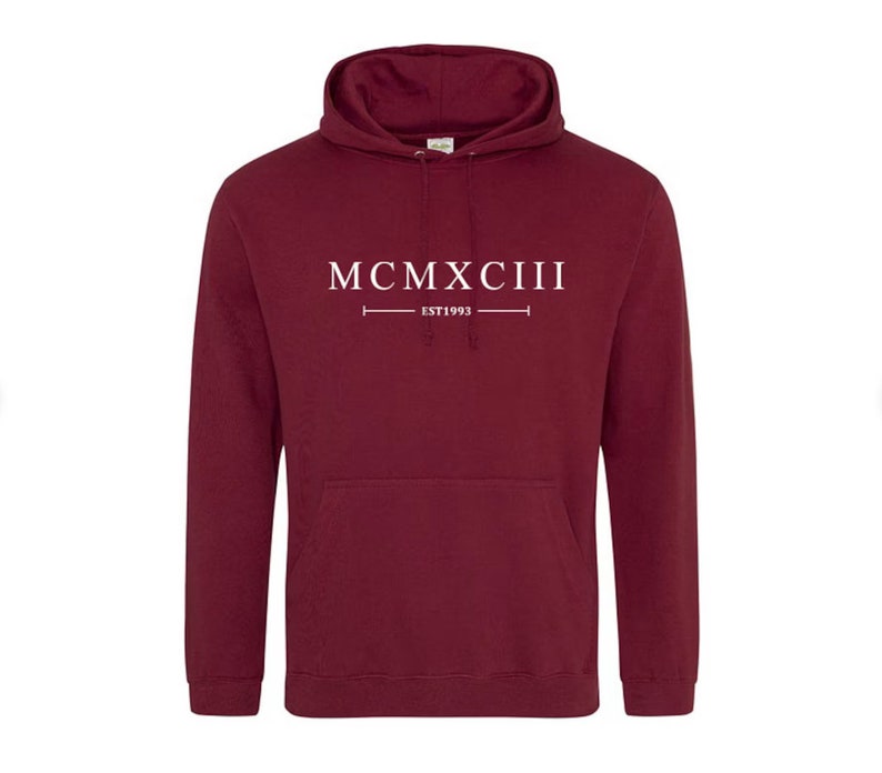 K&ouml;nnte beinhalten: Ein weinroter Kapuzenpullover mit dem Aufdruck "MCMXCIII EST 1993" in Wei&szlig; auf der Vorderseite.