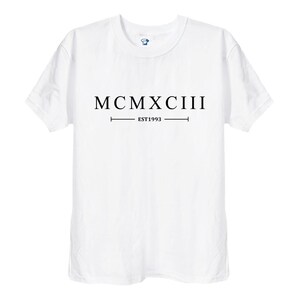 K&ouml;nnte beinhalten: Wei&szlig;es T-Shirt mit schwarzem Text, der "MCMXCIII EST 1993" lautet.