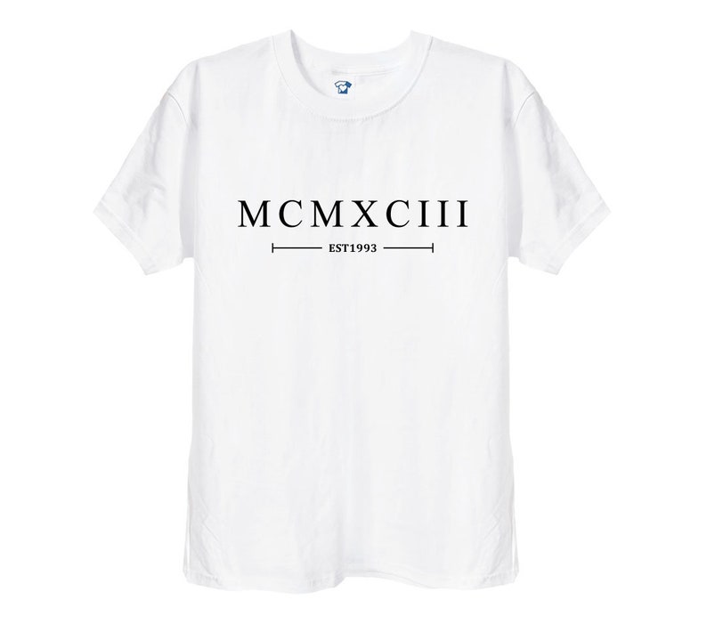 K&ouml;nnte beinhalten: Wei&szlig;es T-Shirt mit schwarzem Text, der "MCMXCIII EST 1993" lautet.