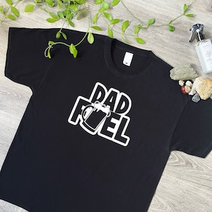 T-shirt Dad Fuel - Coton douillet - Imprimé à la main au Royaume-Uni - Cadeau sympa d'anniversaire, de fête des pères ou de Noël - 644