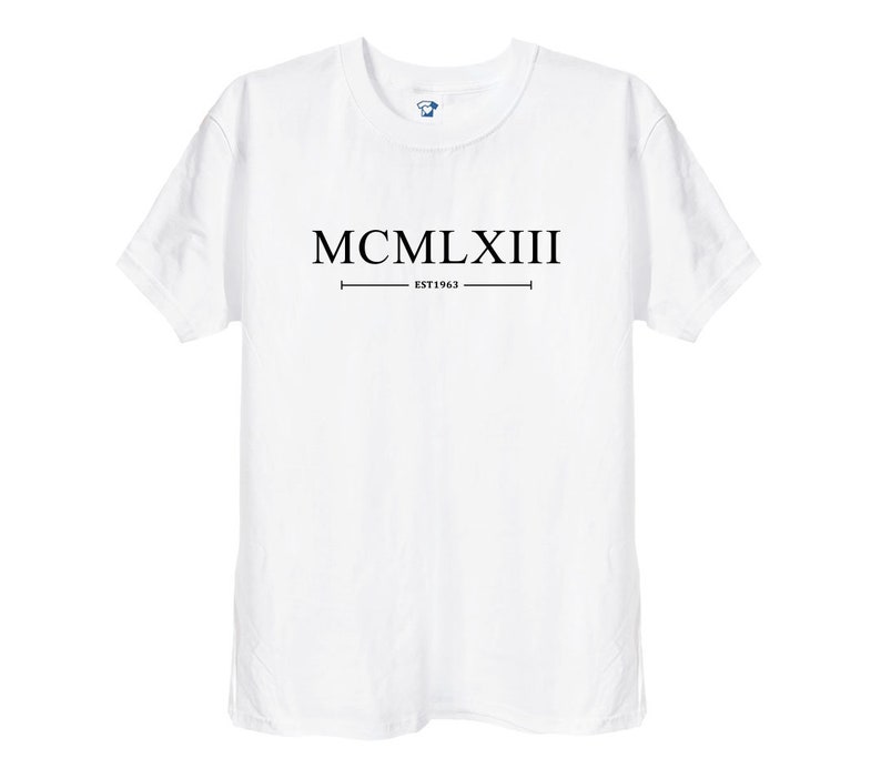Puede incluir: Camiseta blanca con texto negro que dice "MCMLXIII EST 1963".