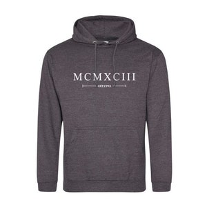 K&ouml;nnte beinhalten: Ein dunkelgrauer Kapuzenpullover mit dem Aufdruck "MCMXCIII EST 1993" in Wei&szlig; auf der Vorderseite.