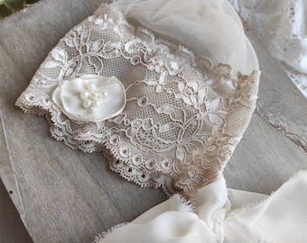 Bonnet en dentelle crème RTS, accessoires de fille nouveau-née, chapeau en tissu de dentelle, bonnet de bébé neutre, dentelle vintage boho pour bébé, accessoire photo pour nouveau-né, séance photo de gardienne