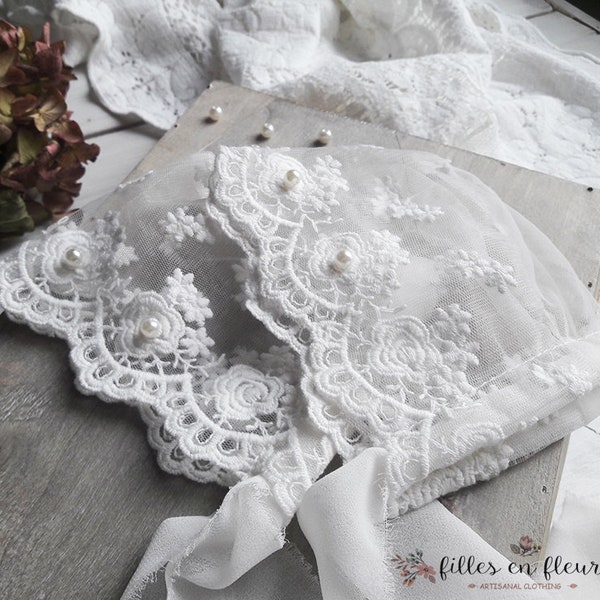 RTS White Lace Bonnet, OOAK Newborn Girl Props, Chapeau en tissu de dentelle, Bonnet de bébé neutre, Dentelle vintage boho pour bébé, Accessoire photo pour nouveau-né, Séance photo