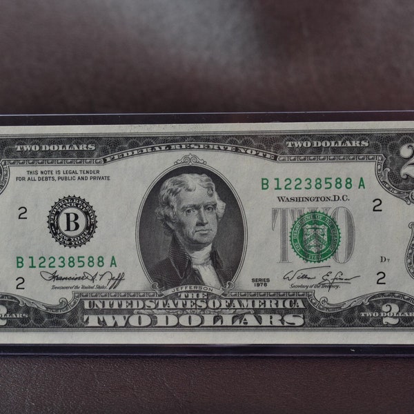 Uncirculated 1976 2 dollar bill,protected one hard clear sleeve