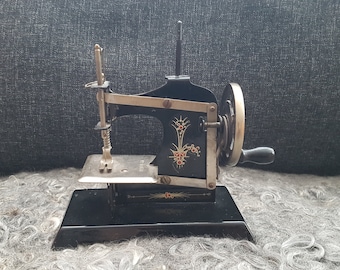 Seltene Deutschland Blechspielzeug Nähmaschine (Casige?)