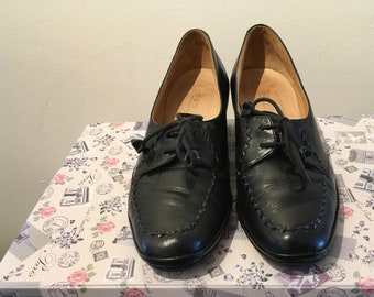 Vintage 1940s style. Leather lace up shoes .