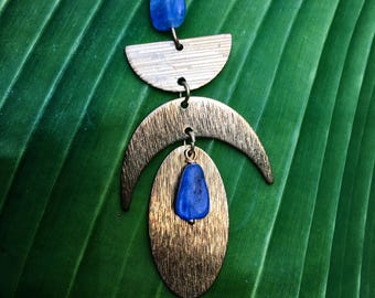 collier géométrique ethnique en laiton brut et perles de cyanite bleue