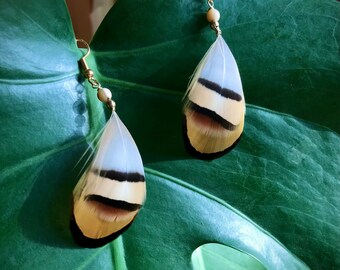 boucles d’oreilles petites plumes de faisan jaune et perdrix perles jaspe  blanc