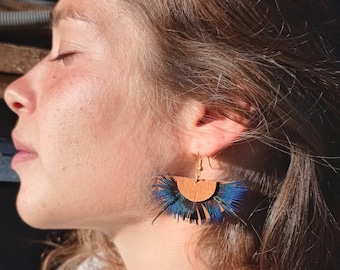 Boucles d'oreilles eventail plumes cils paon et cuir velours