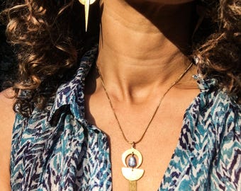 collier géométrique ethnique en laiton brut et perles de cyanite bleue