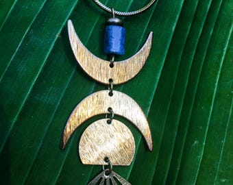 collier géométrique ethnique en laiton brut et perles de cyanite bleue