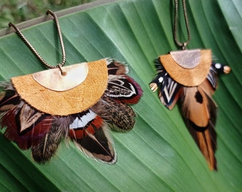 Collier Plumandala Eventail laiton brut sur cuir jaune moutarde et mix plumes de faisan