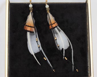 boucles d'oreilles  plumes blanches et grises de coq perdrix et faisan orange macramé et perles de laiton indiennes hiver noel blanc gris