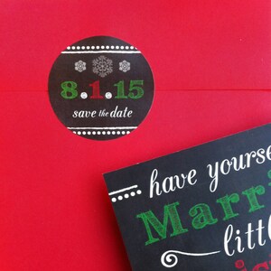 Envelopzegels voor Have Yourself a Marry / Married Little Christmas Save the Dates • krijtbordachtergrond • rode, groene, witte krijttekst