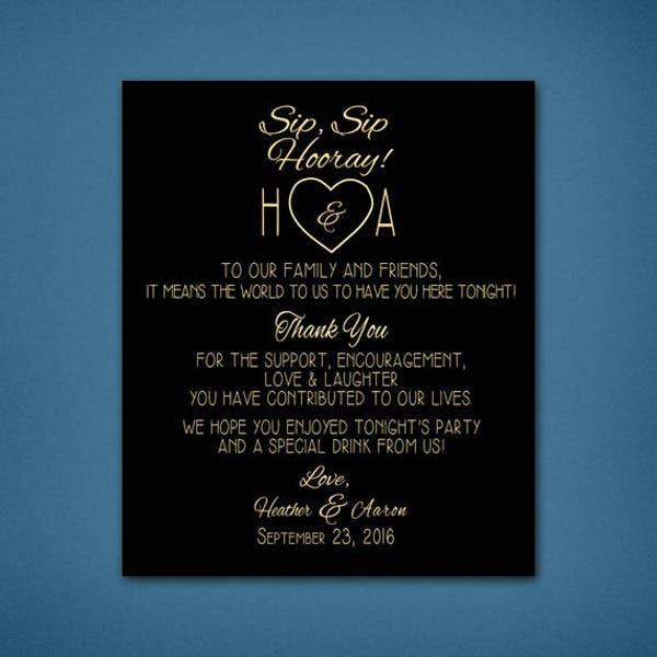 Könnte beinhalten: Schwarze und goldene Dankeskarte zur Hochzeit mit dem Text "Sip, Sip Hooray! H&A An unsere Familie und Freunde, es bedeutet uns die Welt, dass ihr heute Abend hier seid! Danke für eure Unterstützung, Ermutigung, Liebe und Lachen, die ihr in unser Leben gebracht habt. Wir hoffen, dass ihr die heutige Party und ein besonderes Getränk von uns genossen habt! Liebe, Heather & Aaron 23. September 2016"