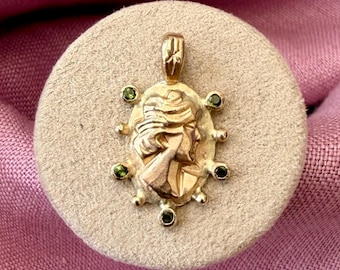 9ct Yellow gold and Green tourmaline Modern Cameo pendant necklace