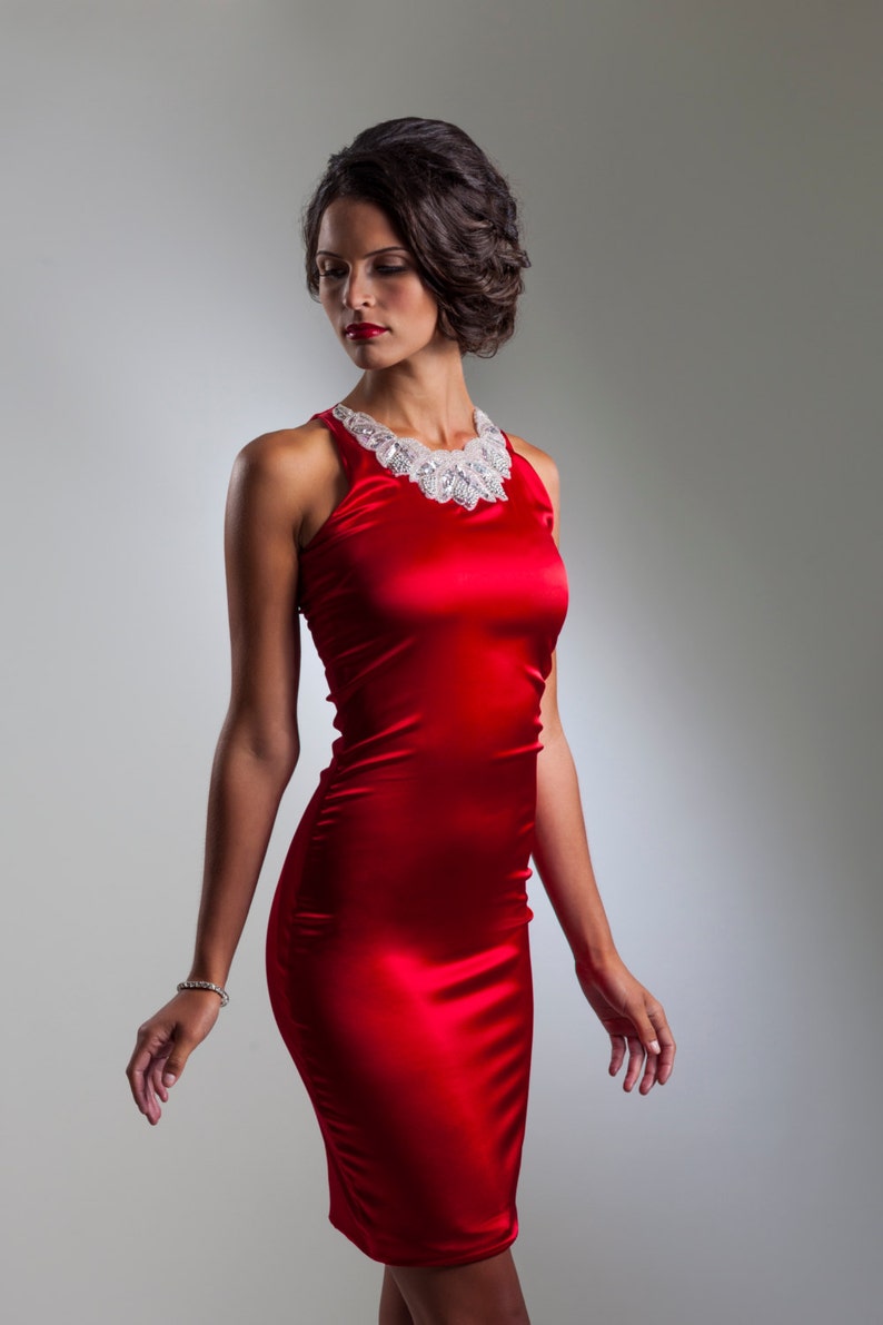 Платья из красного шелка - 97 фото