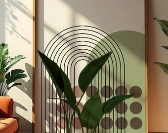 Op de afbeelding: Een woonkamer met een groot ingelijst kunstwerk met een abstract ontwerp van bogen en cirkels in zwart, groen en bruin. De kamer omvat een oranje bank, een rond jute vloerkleed en verschillende potplanten, wat een warme, uitnodigende sfeer creëert.