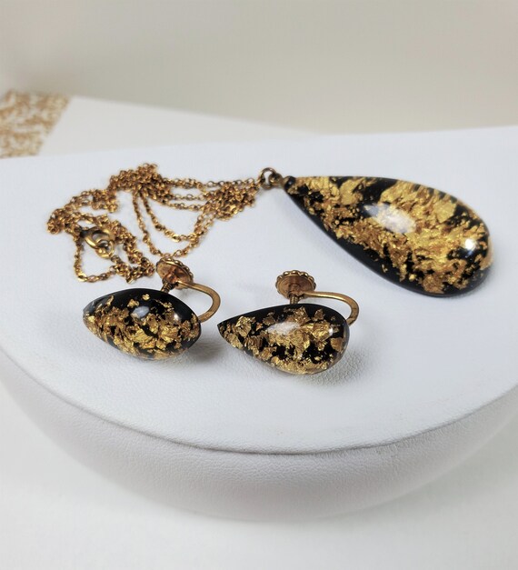 Gold Foil Flaked Bracelet Red Plastic Art Confetti Gold Tone Oval Link 7 Bracelet