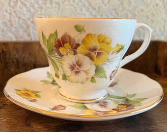 PANSIES TEACUP SAUCER Rara Duquesa Hueso Fino China Inglaterra Oro Recorte Muy Buen Cond 1940s Shabby Chic Country Cottage Core Primavera Decoración Regalo