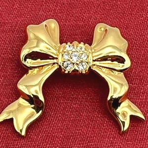 JOAN RIVERS BOW Goldtone Pin Pendant Clear Rhinestones On Knot 1990s Vintage Ex Condition Rare Signed Jewelry Gift For Collector Collection
