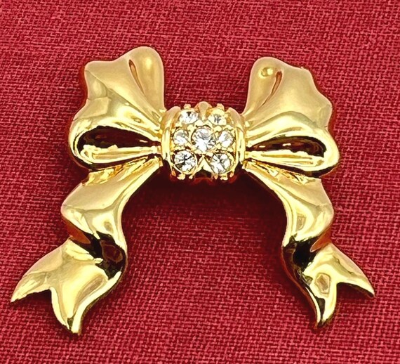 JOAN RIVERS BOW Goldtone Knotted Pin Pendant Clear Rhinestones 1990s Vintage Rare Signed Jewelry Gift Cottagecore Romantic Aesthetic Ex Cond