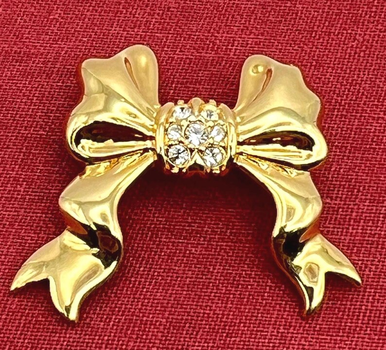 JOAN RIVERS BOW Goldtone Pin Pendant Clear Rhinestones On Knot 1990s Vintage Ex Condition Rare Signed Jewelry Gift For Collector Collection
