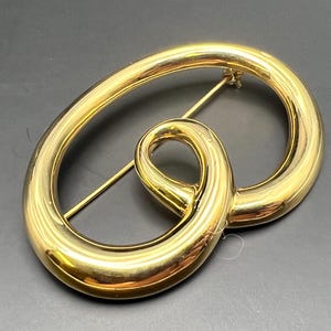 MONET ABSTRAKTE BROSCHE Goldfarbene 1980er Jahre Moderne Schmuck Bold Swirl Anstecknadel Seltenes Sammlerstück Sammler Vintage Geschenk Ex Cond Schal Tuch signiert