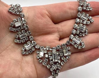 KRAMER-STALKETTING Jaren 1950 sprankelende strass statement kraag ex cond gesigneerde haaksluiting prachtige vintage elegantie zeldzame heldere stenen 15 inch