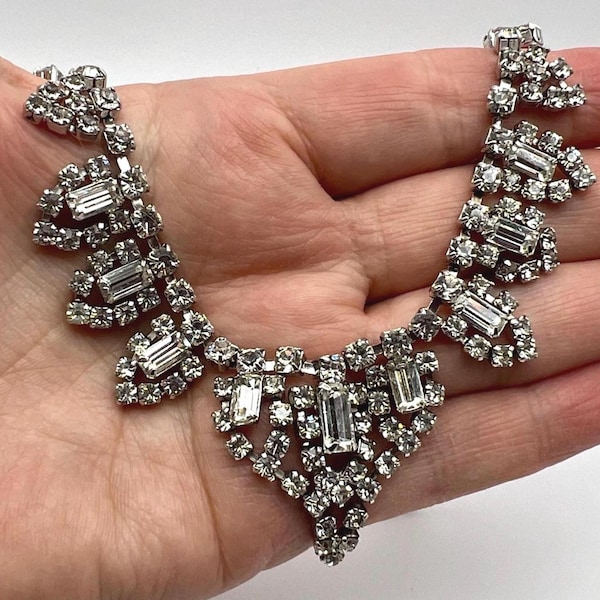 KRAMER BIB NECKLACE 1950s Sparkling Rhinestone Statement Collar Ex Cond Signed Hook Clasp Stunning Vintage Elegance Rare Clear Stones 15 In