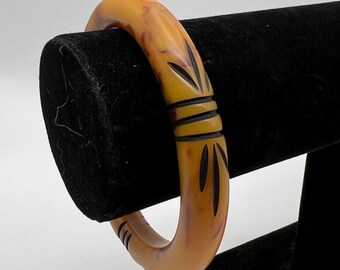VINTAGE BAKELITE BANGLE Rare Fun Marbled Butterscotch Rounded Outside Flat Inside Carved Black Lines Jewelry Ex Cond Collector Gift Tested