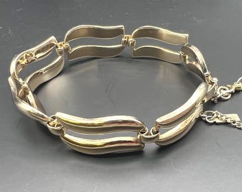 MONET LINKED BRACELET Rare Dbl Wavy Pattern Heavy 7 Inch Gold Plated Mcm Hang Tag Safety Chain Vintage Fine Jewelry Ex Cond Collector Gift