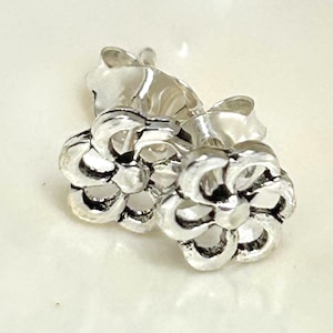 925 Sterling Silver Flower Stud Earrings - Petite Floral Design, Perfect for Everyday Wear EVM105