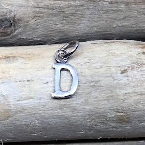 Charm de letra D en plata de ley 925, Charm de D en plata de ley, Charms iniciales, Charm de letra, Collar D, Colgante D, Charm D EVM028