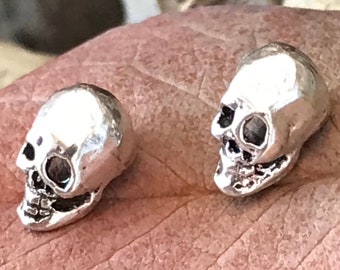 Tiny Skulls Earrings, Memento Mori IZS091