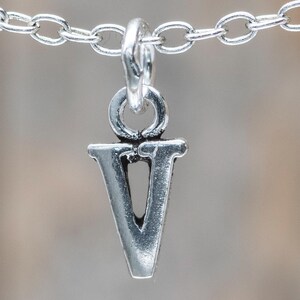 Sterlingsilver Blockbokstav V Berlock, Personlig Initial Berlock för Halsband eller Armband