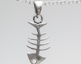 Halsband med fiskbens- och skeletthänge i sterlingsilver