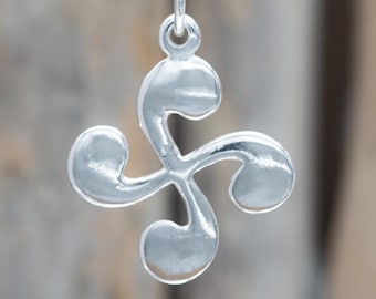 Op de afbeelding: Een zilveren ketting met een hanger in de vorm van een klavertjevier. De hanger is gemaakt van glad, glanzend metaal en heeft een eenvoudig, elegant ontwerp.