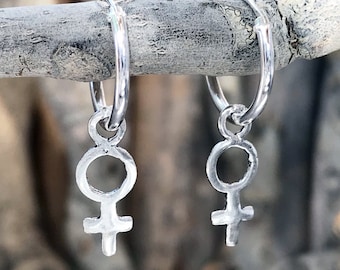 Örhängen i sterlingsilver med kvinnlig symbol