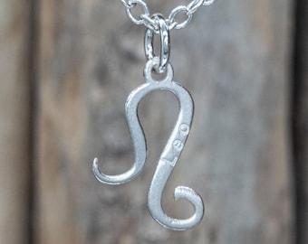 Halsband i sterlingsilver med hänge från Lejonet-stjärnan: Födelsedagspresent till augusti