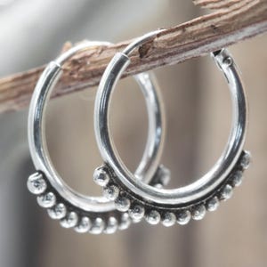 Orecchini a cerchio Bali - Argento Sterling 925, piccoli cerchi tribali da 14x1,5 mm, orecchini boho unisex leggeri, gioielli per cartilagine o lobo VTS159