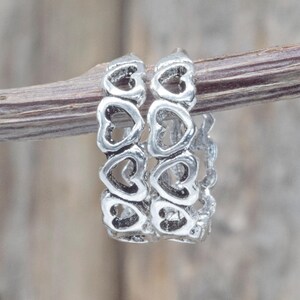 Sterling Silber Herz Muster Huggie Hoop Ohrringe | 13 x 3 mm Romantische Silber Creolen | Zierliche Liebe Ohrringe | 925er Silber Geschenk für Sie Smartphone